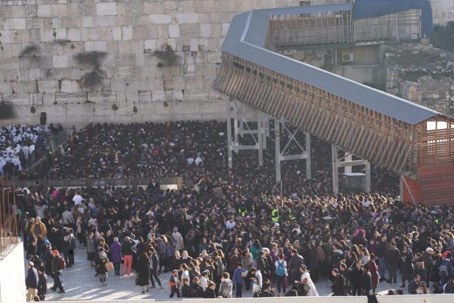 רבבות בכותל: "עם ישראל רוצה כותל אחד לעם אחד"