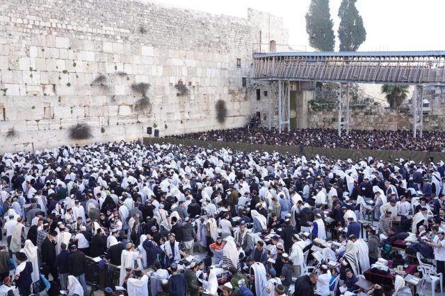 רבבות בכותל: "עם ישראל רוצה כותל אחד לעם אחד"
