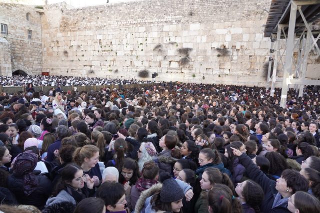 רבבות בכותל: "עם ישראל רוצה כותל אחד לעם אחד"