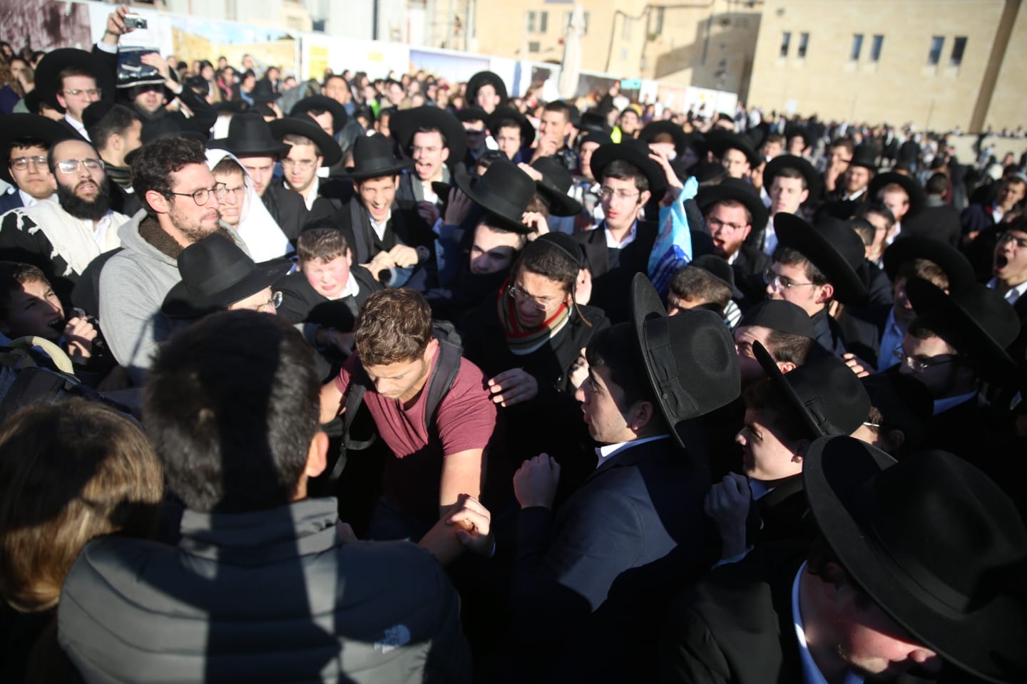 עימותים אלימים בתפילת ראש חודש בכותל המערבי