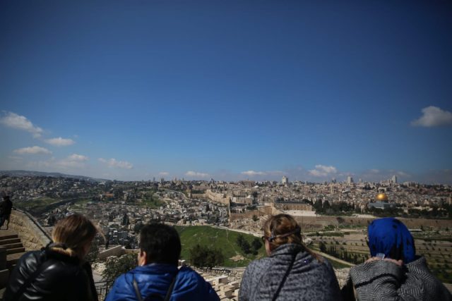 עיר עוטפת אור: גלריית פאר מהעיר העתיקה בירושלים