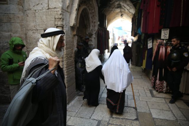 עיר עוטפת אור: גלריית פאר מהעיר העתיקה בירושלים