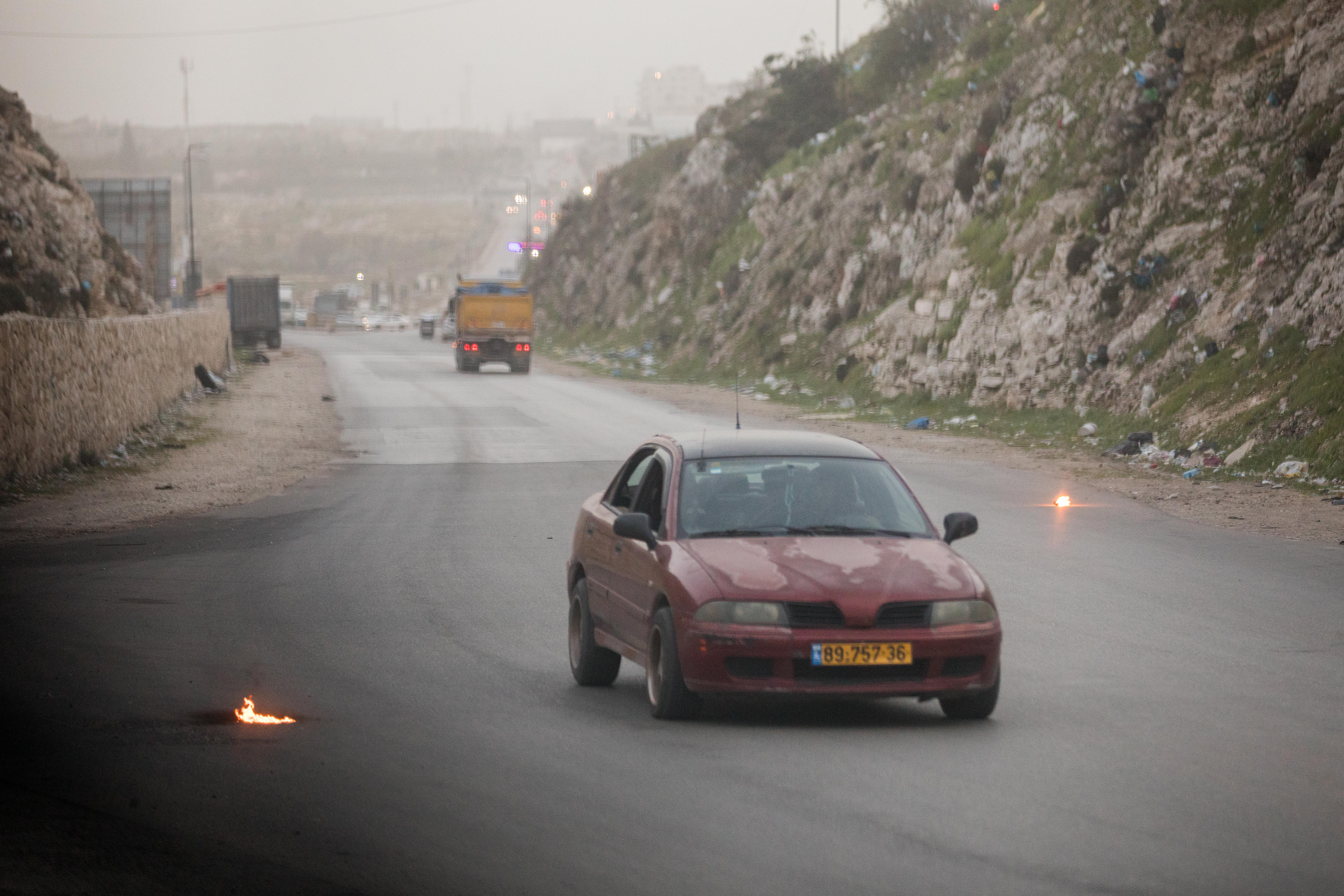 כתב אישום נגד חשודים שיידו בקבוקי תבערה ב-443