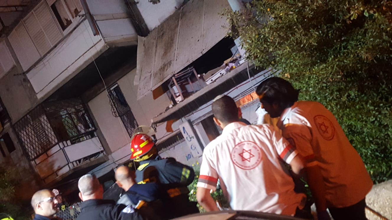 אשקלון: פיצוץ גרם לקריסת מרפסת; אשה נפצעה קשה