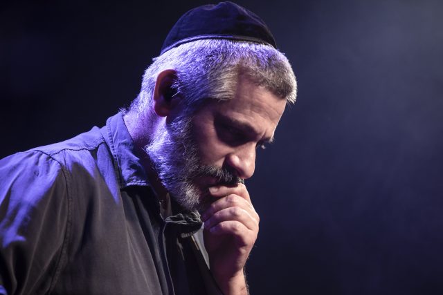 בין אהבה לחיפוש עצמי
