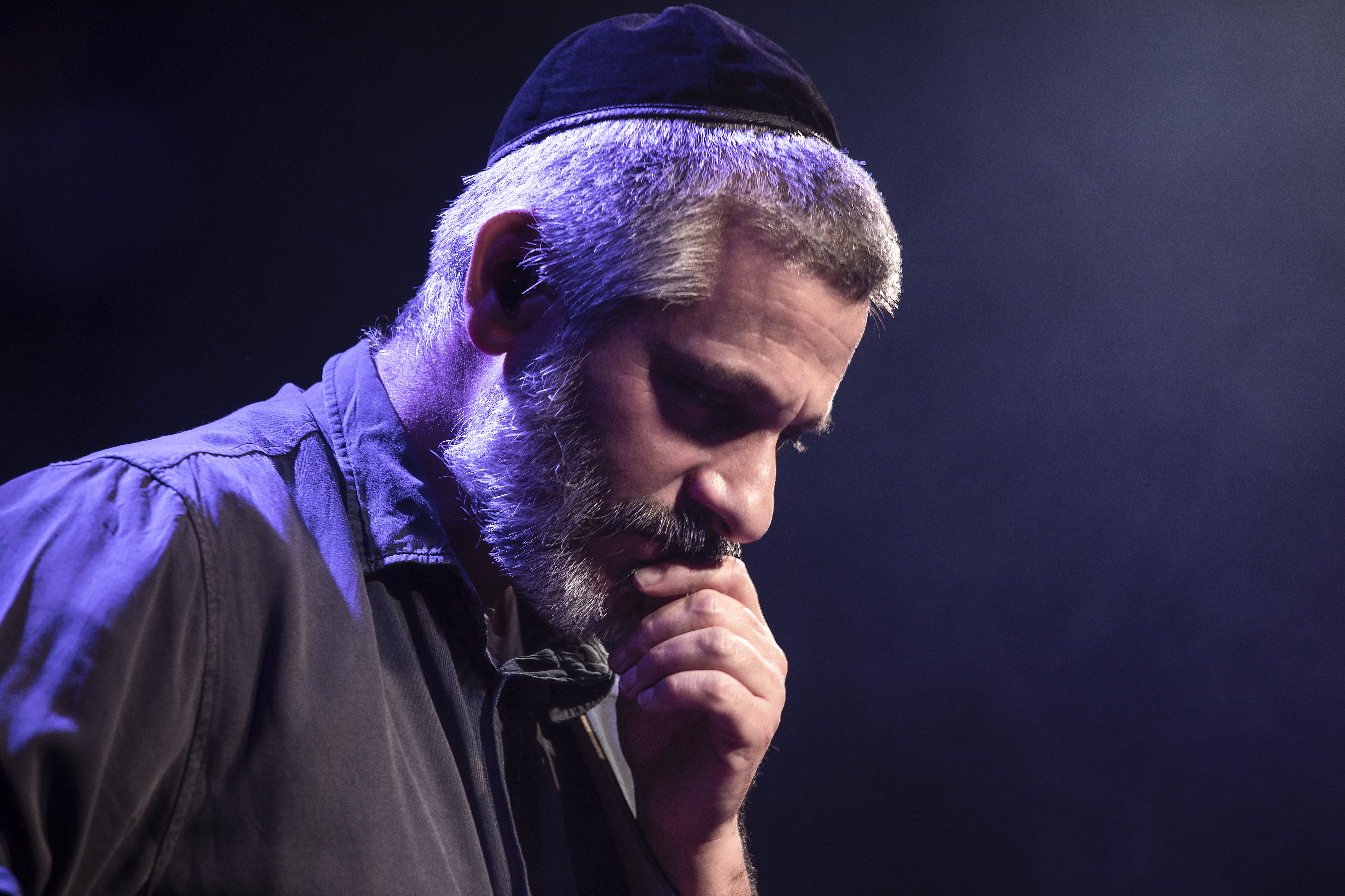 נטע ברזילי מאחוריו: אביתר בנאי מגיע למסך