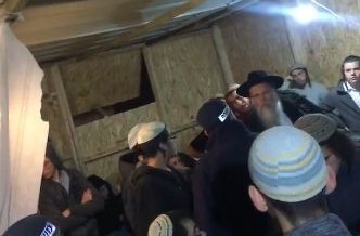 שוטרים פרצו לשיעור של הרב דב ליאור. צפו