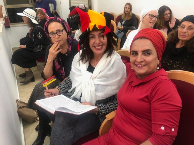 קריאת מגילה, תחפושות ושתייה: הפוליטיקאים חוגגים