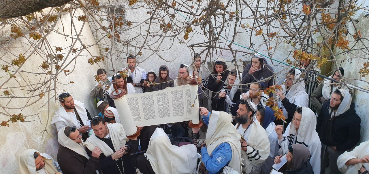 ליד זירת הפיגוע: משפחת הרב אטינגר הי"ד קראו מגילה