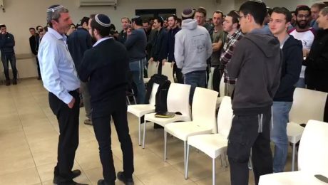 הרב פרץ בשיחה עם תלמידים במכינה בעלי בשבוע שעבר (באדיבות המצלם)