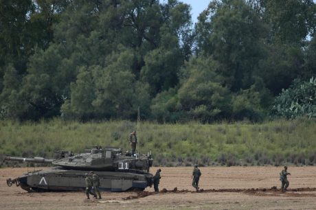 גלריה: הדרום חוזר לשגרה, צה"ל נערך לתקיפה