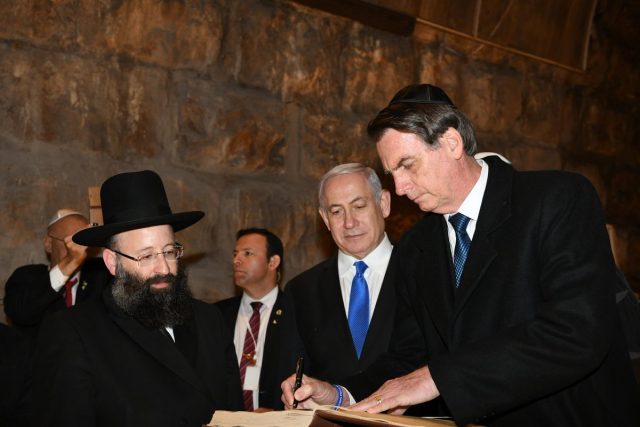 עם רב המקומות הקדושים במנהרות הכותל