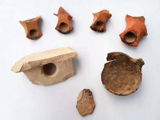כלים בעלי מאפיינים יהודיים שנחשפו בחפירה