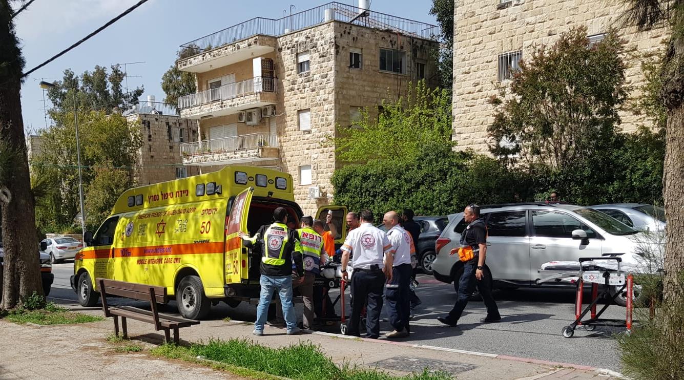 תיעוד מהזירה: גבר נפגע אנושות בשריפה בירושלים