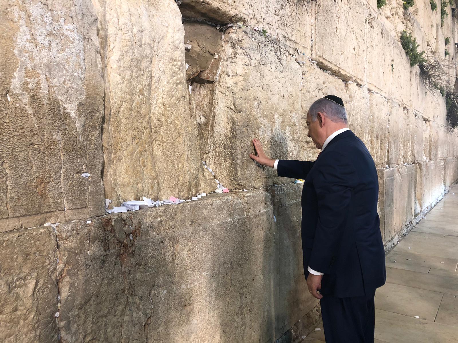 ערב לפני פתיחת הקלפיות רה"מ מבקר בכותל