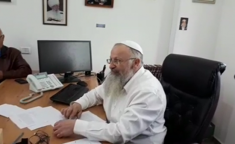צפו: הרב שמואל אליהו מוכר את החמץ של גולשי 'סרוגים'