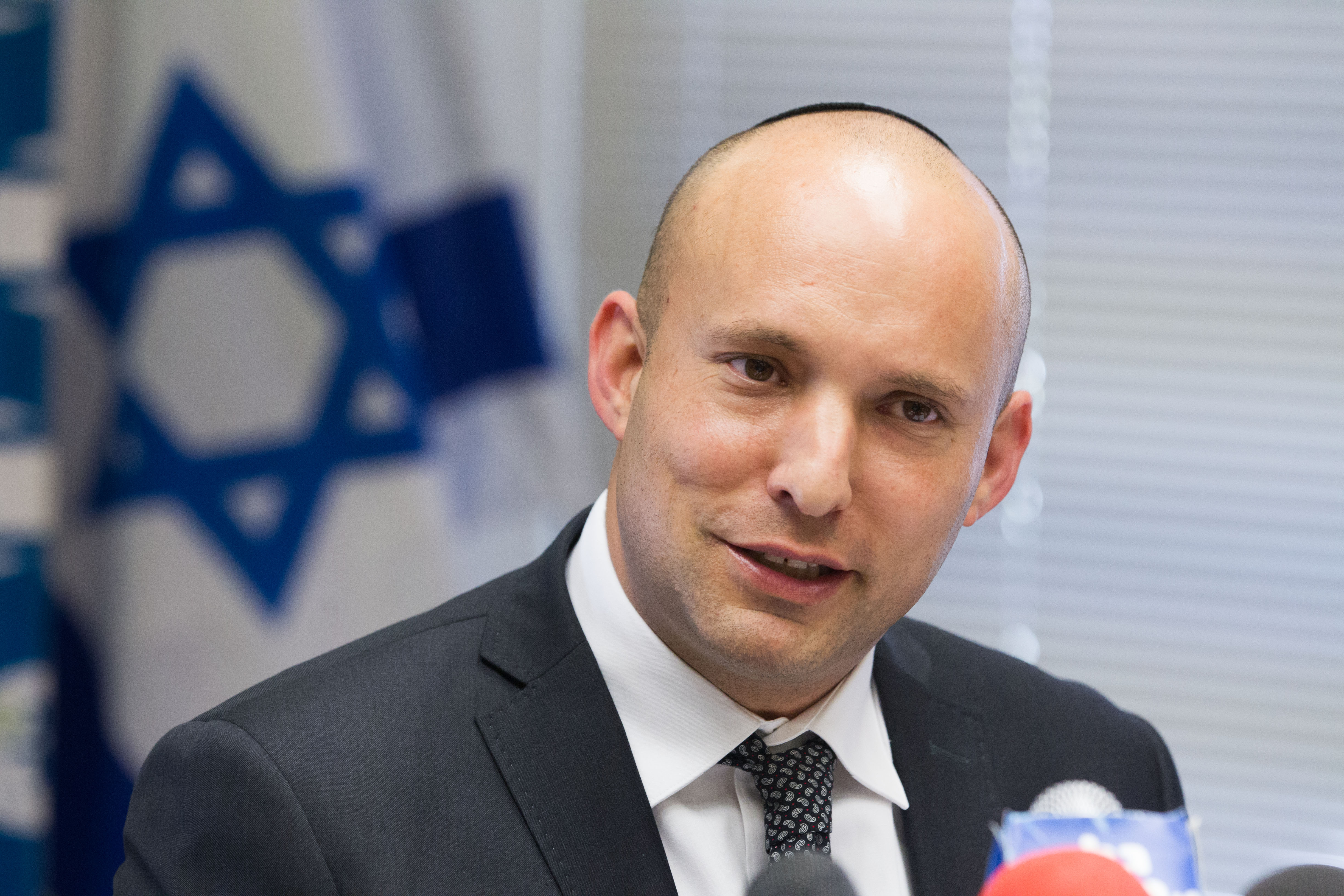 נפתלי בנט תמיד "רץ" ותמיד עם "אלונקה" על הכתף