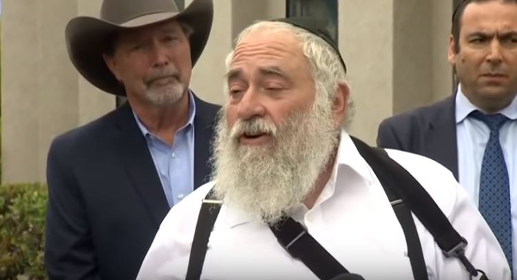 פצועי הירי בבית חב"ד בסן דייגו תובעים את היורה