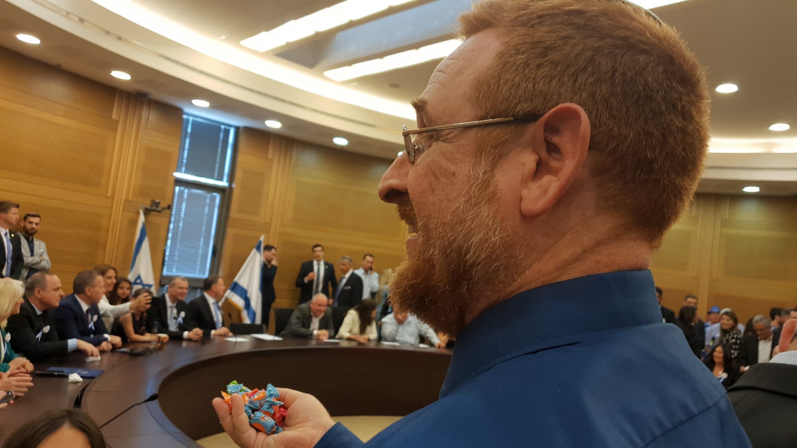 צפו: יהודה גליק מחלק סוכריות לח"כים החדשים