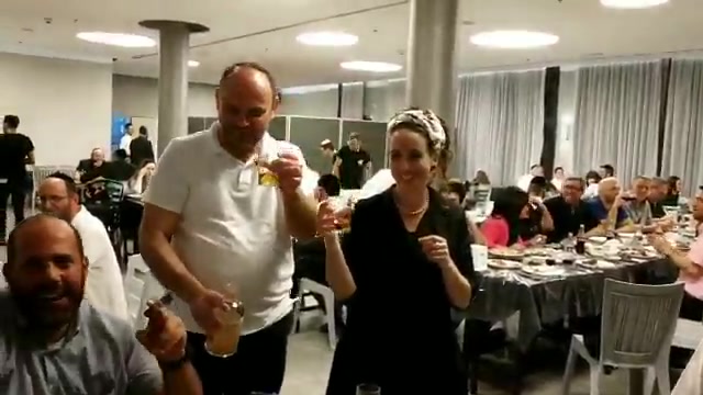 צפו: אלדד יניב מחלק ברכות לנתניהו ועידית סילמן