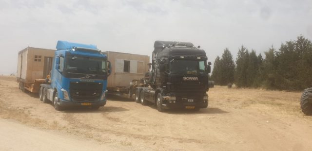המשאיות מעבירות את המבנים