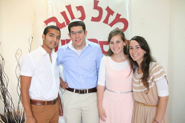 במרכז: רון אביטל עם גיסו ינאי ז"ל