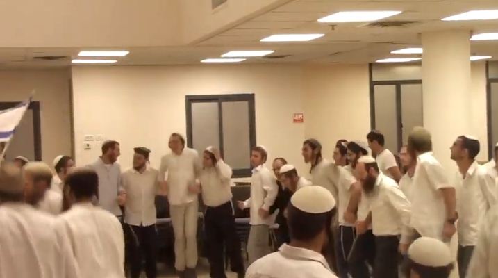 צפו: ריקודים לכבודה של מדינת ישראל בישיבת רמת גן