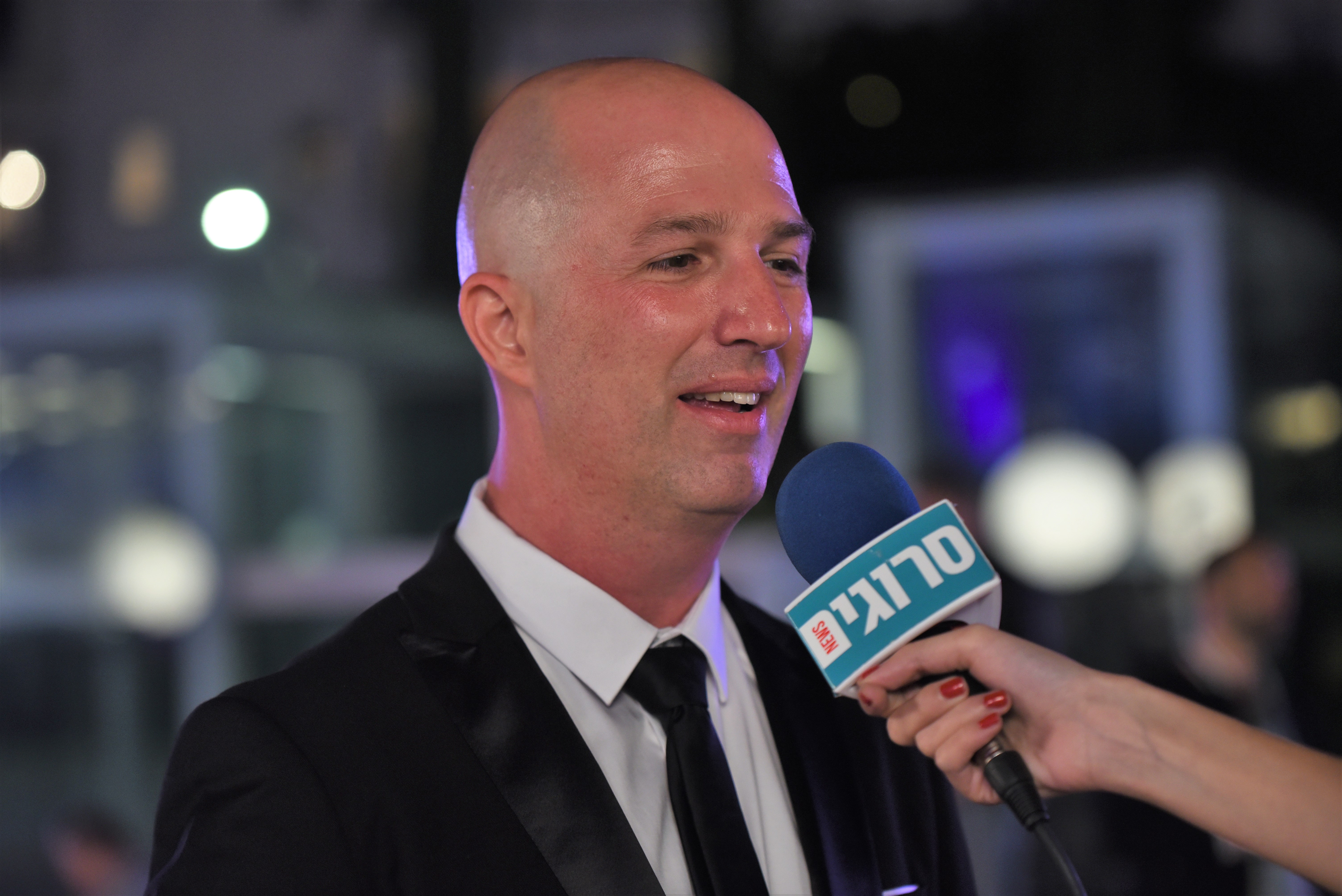 דורון מדלי לסרוגים: "מקומם של הפוליטיקאים בחוץ"