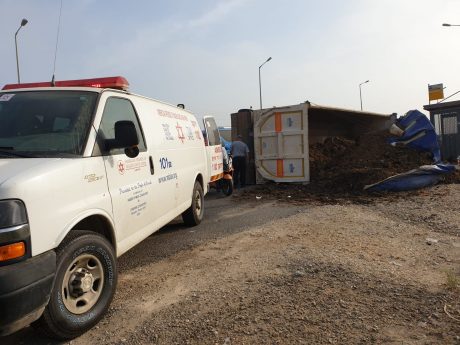 המשאית התהפכה על רכב: "זה יכול היה להיגמר באסון"