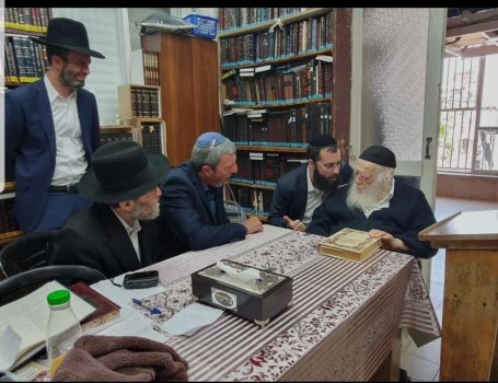 הרב קנייבסקי, עם הרב רפי פרץ ומשה גפני (יעקב כהן)
