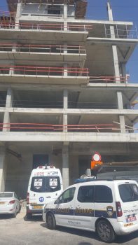 פועל נהרג בתאונת עבודה באתר בניה בפתח תקווה