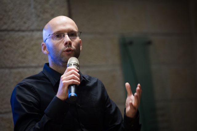העיתונאי הסרוג הודיע: חוזר לחבוש כיפה באופן קבוע