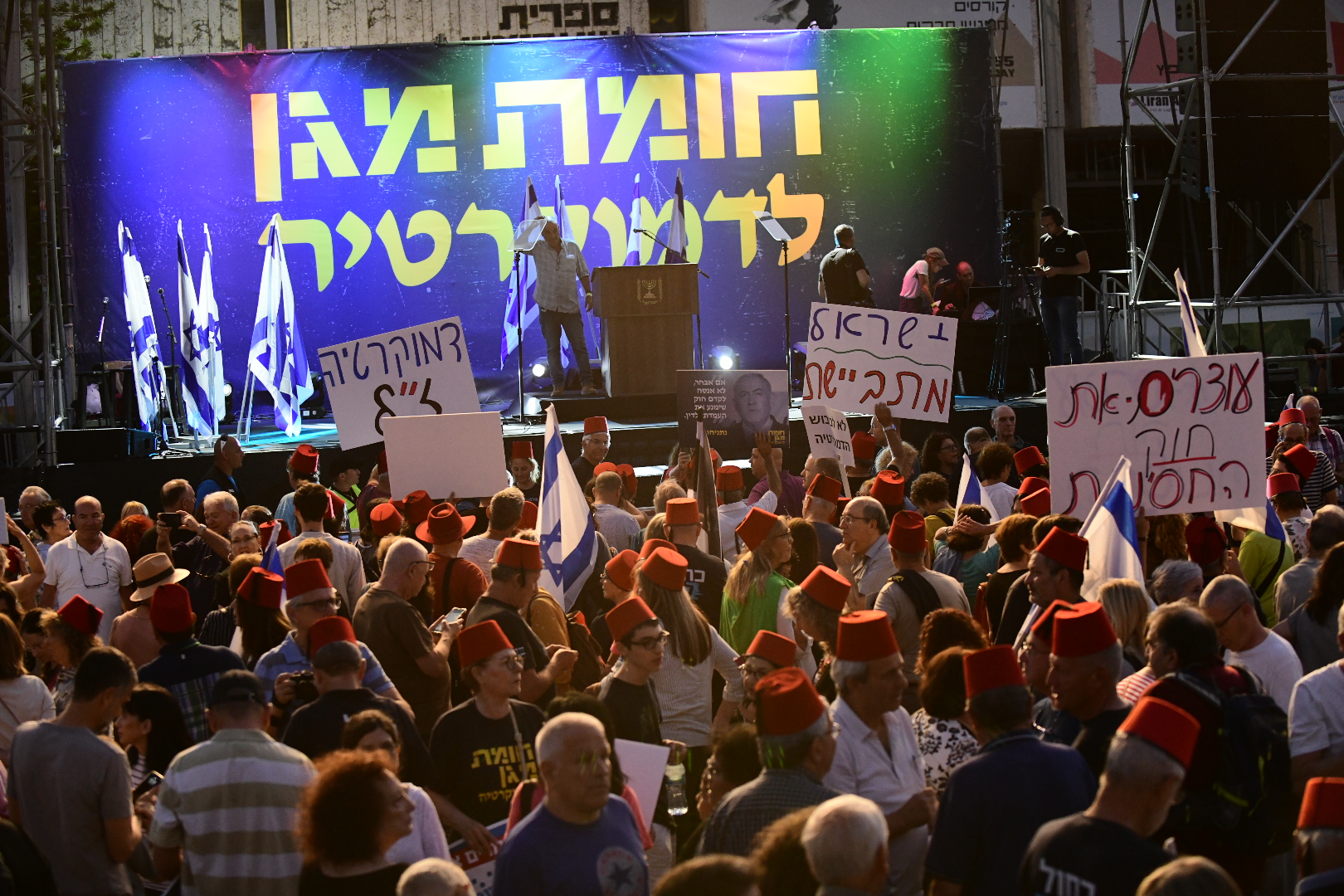 עשרות אלפים מפגינים נגד נתניהו: "לא נהיה כבשים"