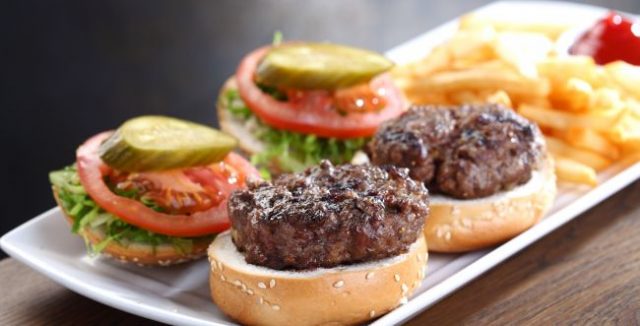 מתכון להמבורגר ביתי וצ'יפס
