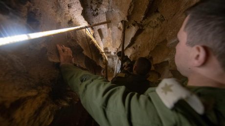 צה"ל חושף מתוך המנהרה של החיזבאללה בצפון