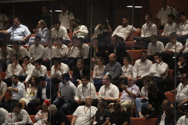 עשרות בחורי ישיבה יושבים בזמן הדיונים לפיזור הכנסת