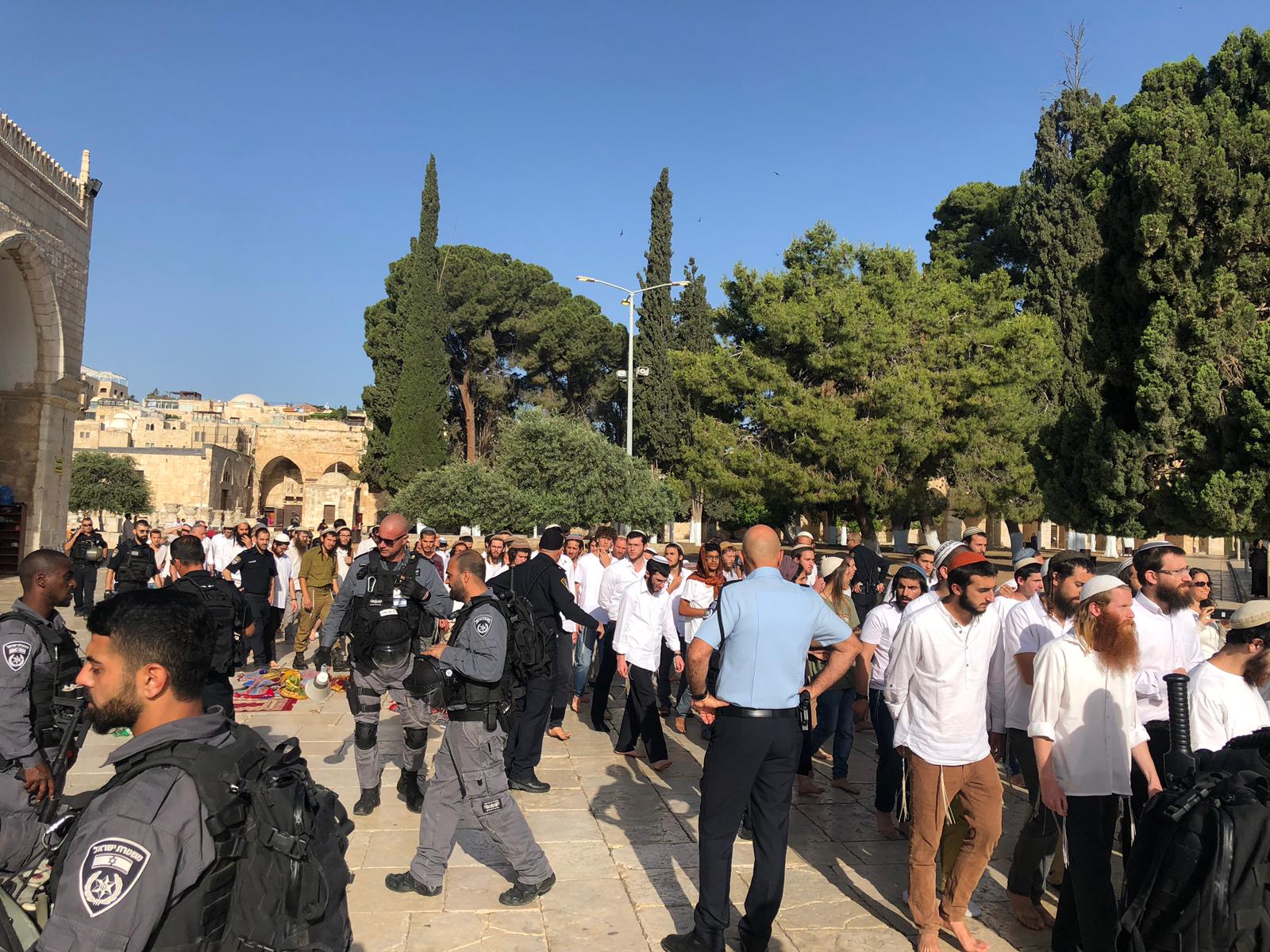 אלפים עלו להר הבית, מאות מתפרעים יידו כסאות ואבנים