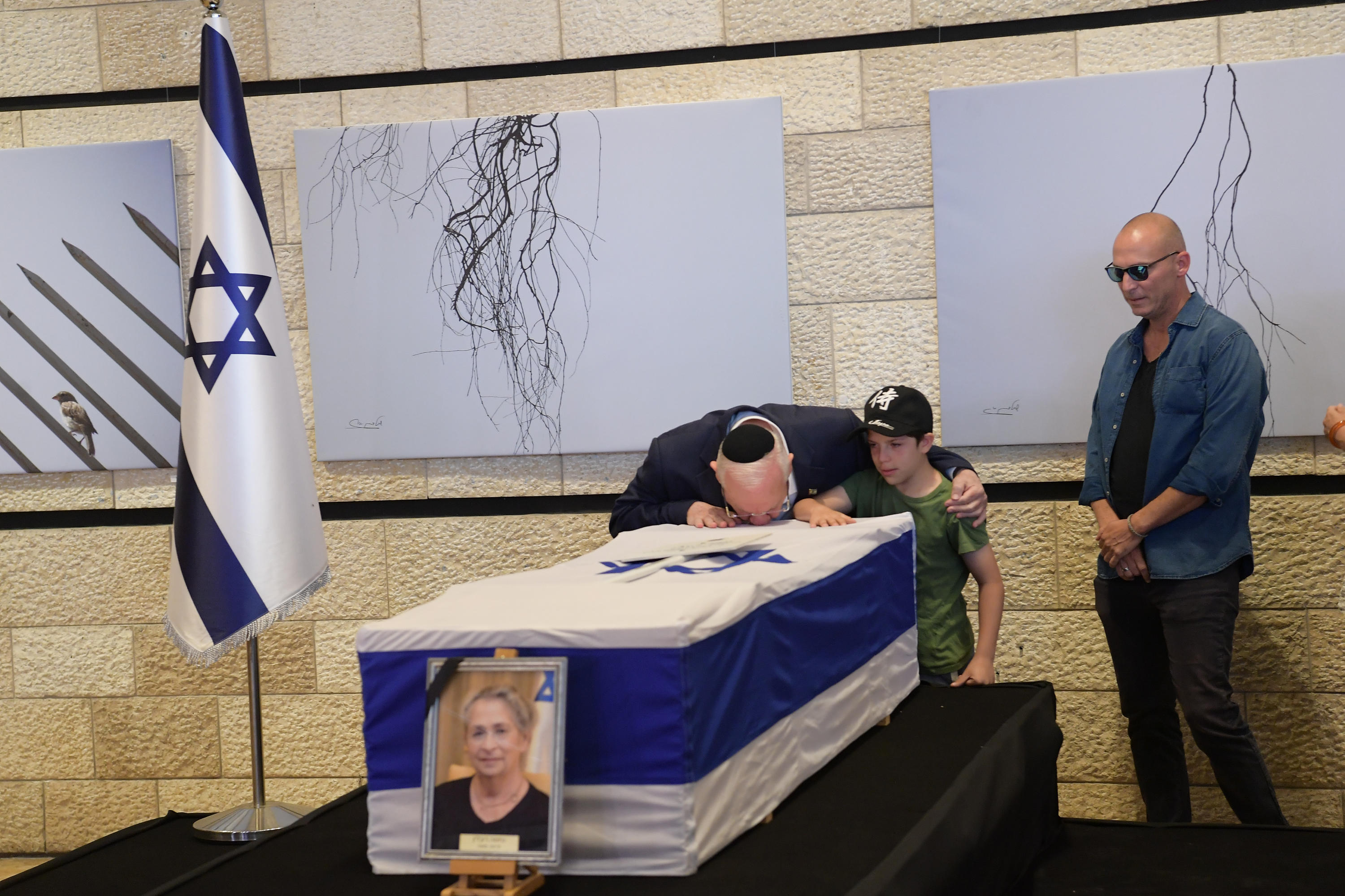 צפו: הנשיא ריבלין אומר קדיש לזכרה של רעייתו