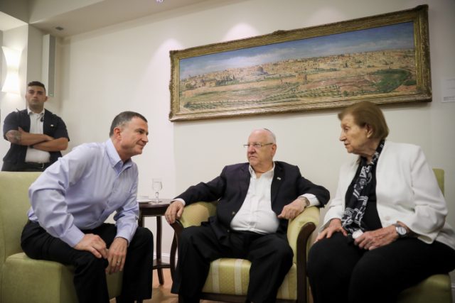 מנחמים את הנשיא ריבלין: מאות הגיעו מרחבי הארץ