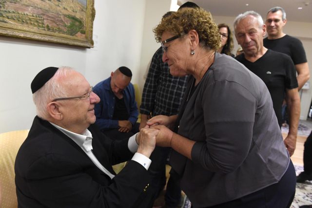 מנחמים את הנשיא ריבלין: מאות הגיעו מרחבי הארץ
