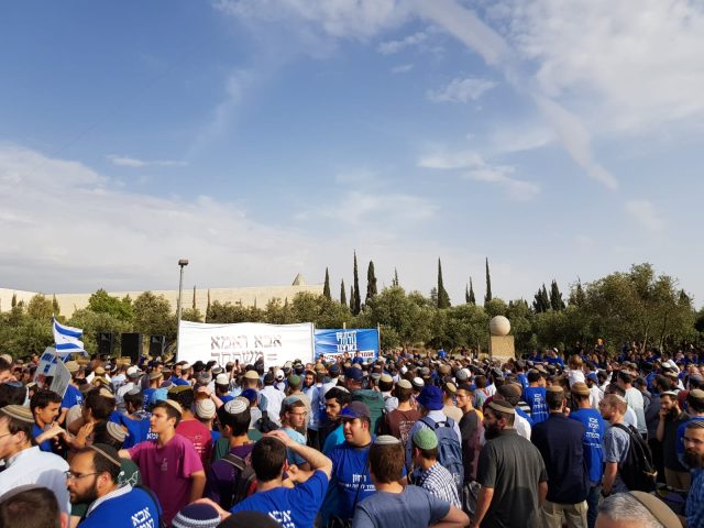 הרב צבי טאו הגיע למחות: להיות נורמליים
