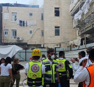 שריפה בבניין מגורים בי-ם: ילדים חולצו מהחלונות
