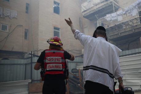 שריפה בבניין מגורים בי-ם: ילדים חולצו מהחלונות
