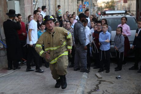 שריפה בבניין מגורים בי-ם: ילדים חולצו מהחלונות