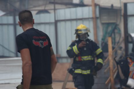 שריפה בבניין מגורים בי-ם: ילדים חולצו מהחלונות