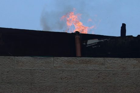 שריפה בבניין מגורים בי-ם: ילדים חולצו מהחלונות
