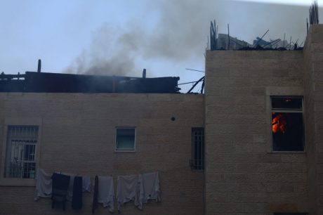 שריפה בבניין מגורים בי-ם: ילדים חולצו מהחלונות