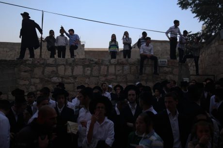 שריפה בבניין מגורים בי-ם: ילדים חולצו מהחלונות