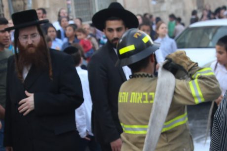 שריפה בבניין מגורים בי-ם: ילדים חולצו מהחלונות