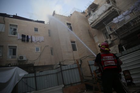 שריפה בבניין מגורים בי-ם: ילדים חולצו מהחלונות